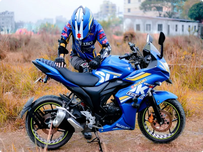 Motorista bajando de moto azul